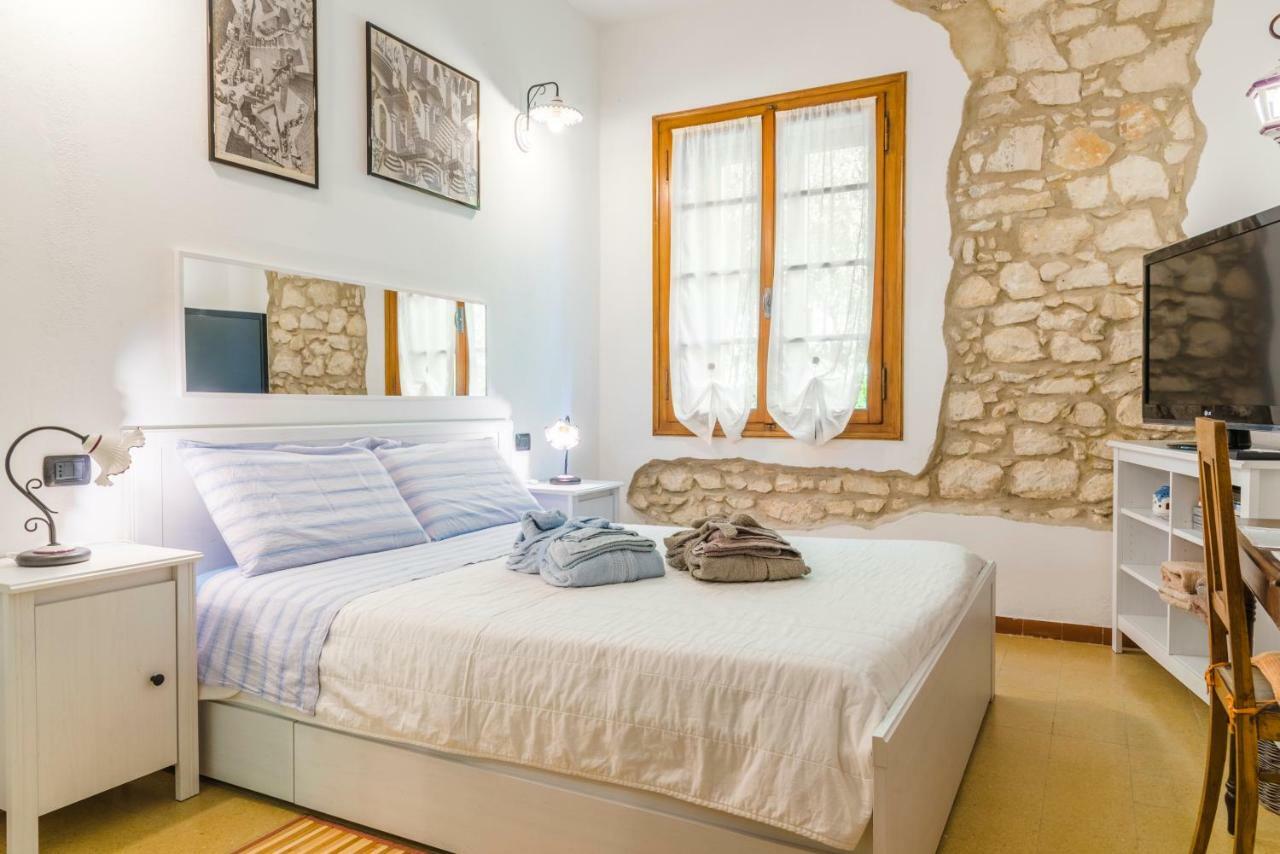 לינה וארוחת בוקר סונה Relais Des Roches מראה חיצוני תמונה