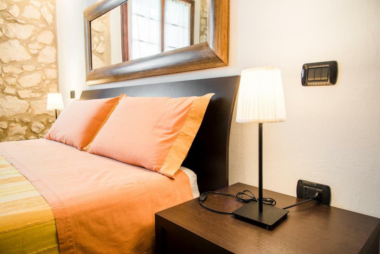 לינה וארוחת בוקר סונה Relais Des Roches מראה חיצוני תמונה